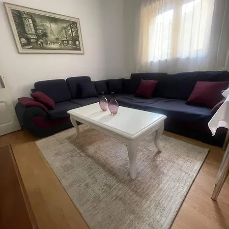 The Urbanite Apartman *